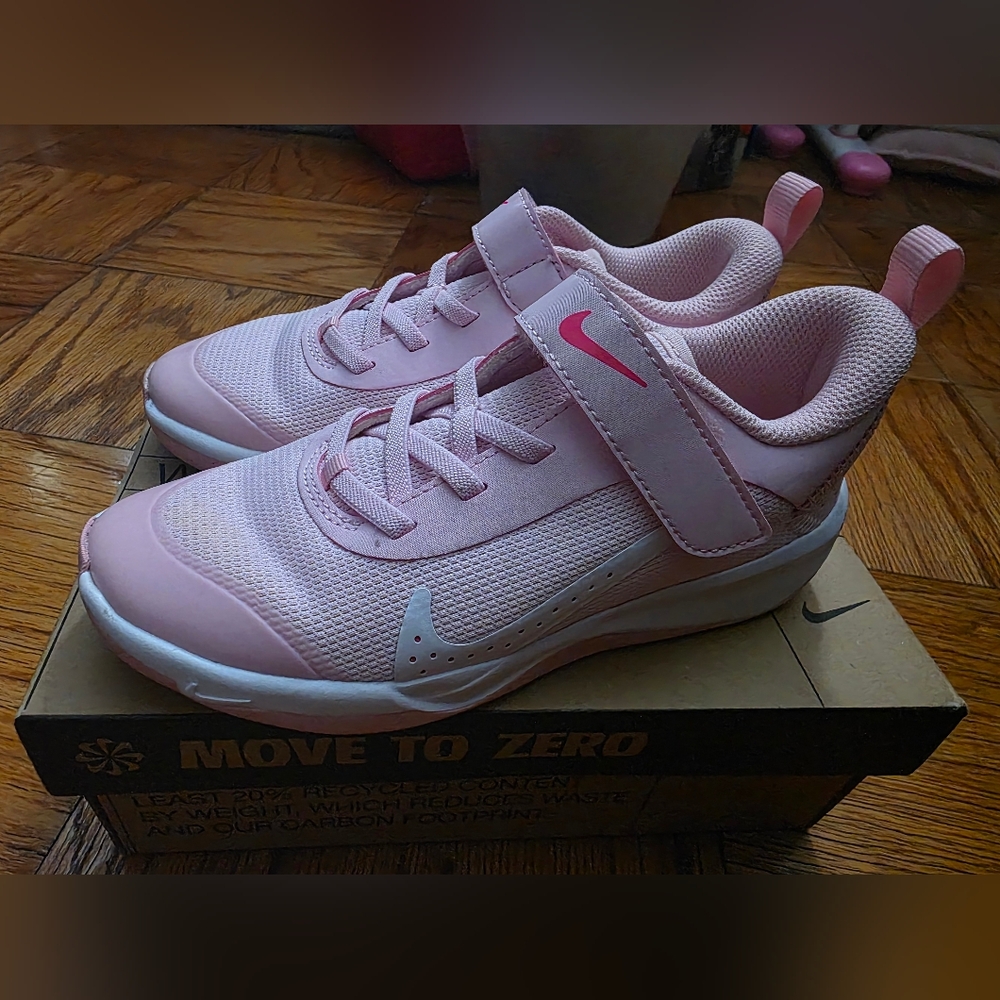 NEW With Box - Nike Omni Multi-Court Sneaker - Picture 4 of 8